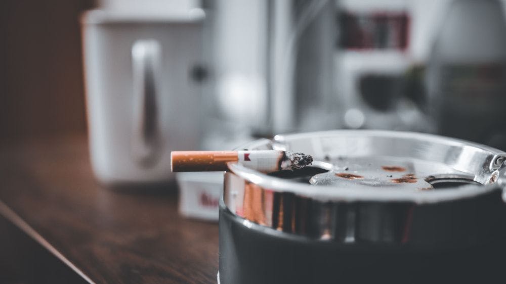 A picture of a sigarette in an ashtray.